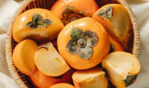 whole and cut fruits of persimmons Manfaat Kesemek